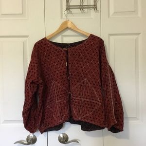 Reversible light jacket with wooden closures and unique stitching